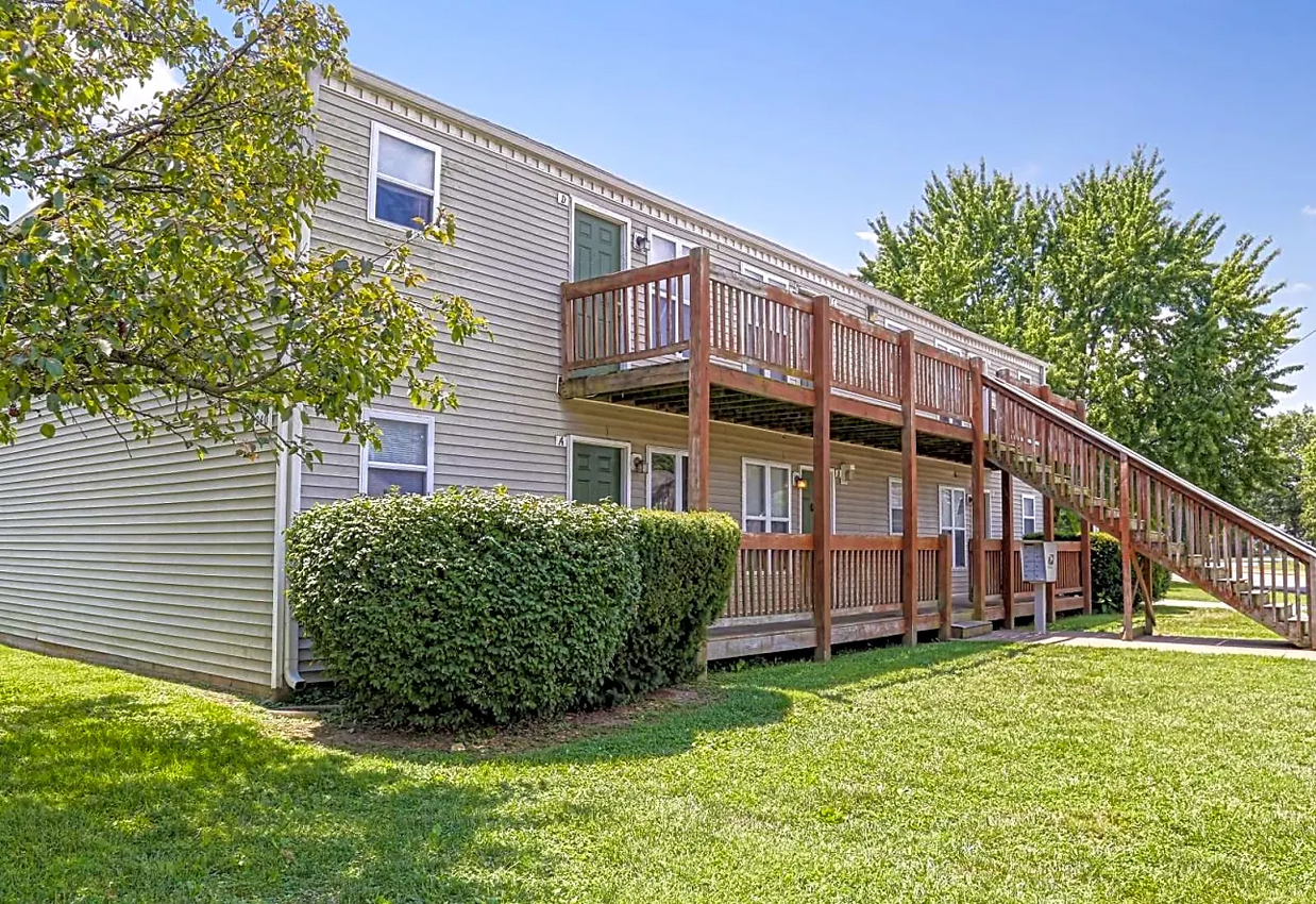 Evansville, IN Apartments Bradford Pointe Apartments Residents