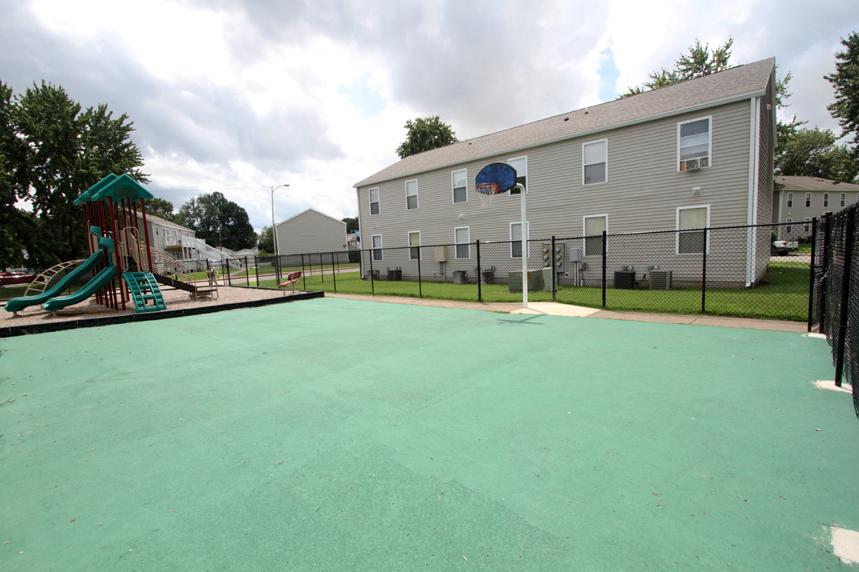 Evansville, IN Apartments Bradford Pointe Apartments Residents