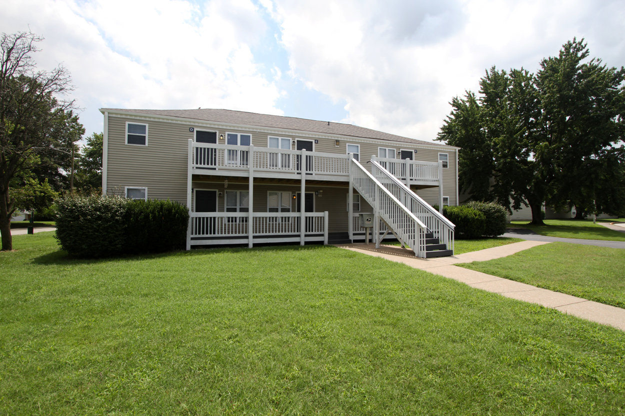 Evansville, IN Apartments Bradford Pointe Apartments Residents