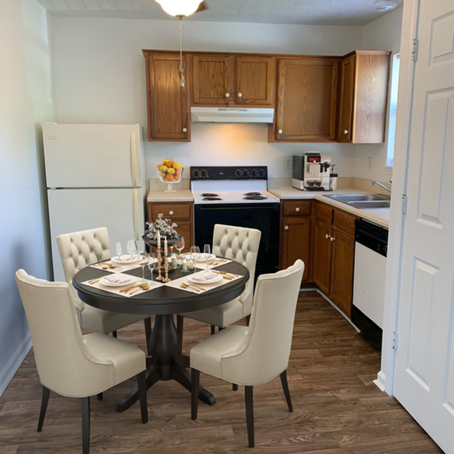 Evansville, IN Apartments Bradford Pointe Apartments Residents