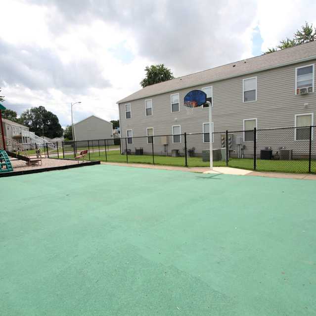 Evansville, IN Apartments Bradford Pointe Apartments Residents